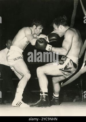 Der französische Boxer Joseph Gonzales und der Italiener Alessandro Mazzinghi, 1967 Stockfoto