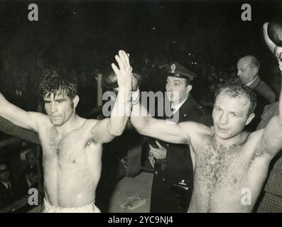 Der französische Boxer Joseph Gonzales und der Italiener Alessandro Mazzinghi, 1967 Stockfoto