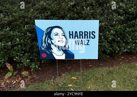 Politische Yard-Schilder, private Wahlplakate und Kampagnenwerbung für die bevorstehenden Präsidentschaftswahlen in den Vereinigten Staaten zwischen der demokratischen Kandidatin Kamala Harris und dem republikanischen Kandidaten Donald Trump in Illinois, USA Stockfoto