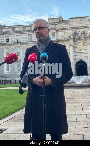 Roderic O'Gorman, Vorsitzender der Grünen Partei und Minister für Kinder, spricht vor den Medien auf seinem Weg ins Kabinett in Dublin. Die drei Führer der irischen Koalitionspartei haben nach einem langen Treffen am Montagabend vereinbart, eine Vorweihnachtswahl abzuhalten. Bilddatum: Dienstag, 22. Oktober 2024. Stockfoto