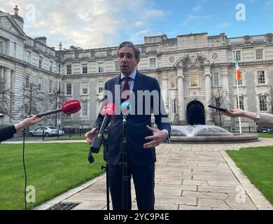 Taoiseach und Fine Gael-Chef Simon Harris sprachen vor dem Kabinett der Regierungsgebäude in Dublin vor den Medien. Er sagt, die Wahl findet an einem Freitag dieses Jahres statt, nachdem das Finanzgesetz verabschiedet ist. Bilddatum: Dienstag, 22. Oktober 2024. Stockfoto