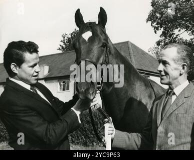 Britischer Profiboxer Terry Downes auf dem Rennpferd, UK 1964 Stockfoto