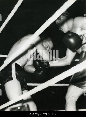 Der britische Profiboxer Terry Downes während eines Spiels mit dem US-Amerikaner Don Fulmer, 1962 Stockfoto