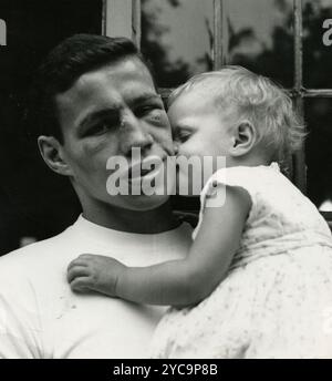 Der britische Boxer Terry Downes und sein Kind, UK 1961 Stockfoto