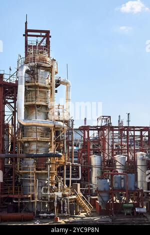 Alte Destillationssäulentürme und Reaktoren unter blauem Abendhimmel in der Chemiefabrik. Äußere des silbernen Metallrostbetriebs mit Copysp Stockfoto