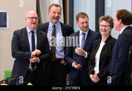 22. Oktober 2024, Sachsen, Dresden: Henning Homann (l-r), Ko-Vorsitzende der SPD in Sachsen, Jörg Scheibe, Ko-Vorsitzender des BSW in Sachsen, Michael Kretschmer (CDU), Sächsische Ministerpräsidentin Sabine Zimmermann, Ko-Vorsitzende des BSW Sachsen und Medienwissenschaftler Marcel Machill (BSW), stehen vor Beginn der Sondierungsgespräche zwischen CDU, BSW und SPD in Sachsen. Die mögliche Regierungsallianz von CDU, BSW und SPD wird als brombeere bezeichnet, da die Früchte je nach Reife schwarz, lila oder rot sein können. Das sind die Colo Stockfoto