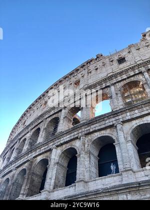 Blick auf das berühmte römische Kolosseo von unten im antiken römischen Stadtzentrum der Hauptstadt Rom, Italien. Stockfoto