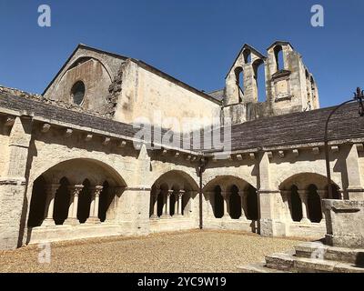 Blick auf einen Innenhof mit Säulen der berühmten alten französischen Abtei Montmajour in der Stadt Arles, Frankreich. Stockfoto