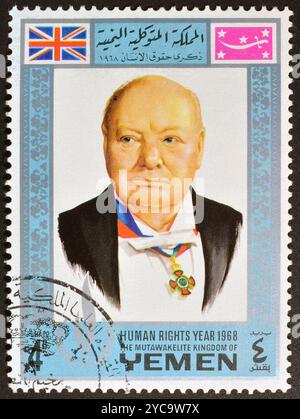 Gestempelte Briefmarke, gedruckt vom Jemen, mit Porträt Winston Churchill (1874–1965), internationales Jahr der Menschenrechte, um 1968. Stockfoto