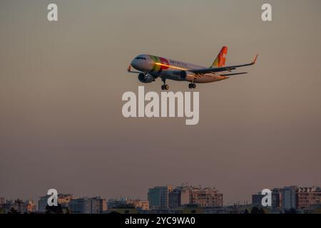 Tap Air portugal das Passagierflugzeug airbus landet bei Sonnenuntergang auf dem internationalen Flughafen lissabon humberto delgado Stockfoto