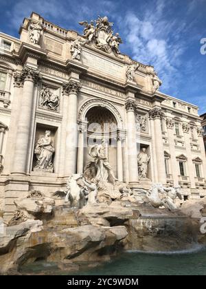 Vorderfoto der Hauptfassade des berühmten Trevi-Brunnens im Stadtzentrum von Rom, Italien. Stockfoto