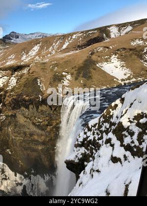 Blick auf einen isländischen Wasserfall von oben links während eines kalten Winters im Februar in der Nähe von Reykjavík, Island. Stockfoto