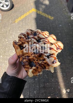 Belgische Waffeln mit weißer und dunkler Schokolade auf den Straßen von Brüssel, Belgien. Stockfoto