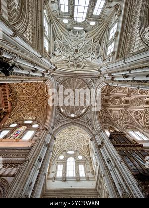 Decke der berühmten Moschee-Kathedrale von Córdoba, mit Panoramablick auf ihre Säulen und Bögen in Andalusien, Spanien. Stockfoto