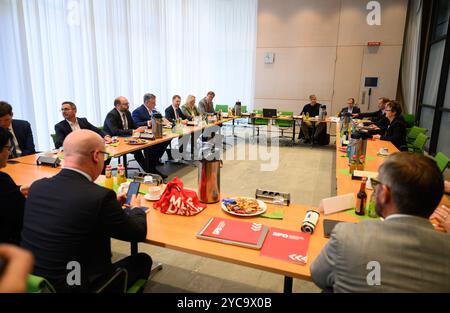 22. Oktober 2024, Sachsen, Dresden: Michael Kretschmer (l Zentrum, CDU), sächsische Ministerpräsidentin Sabine Zimmermann (r Zentrum), Ko-Vorsitzende des BSW Sachsen, Henning Homann, Ko-Vorsitzender der SPD in Sachsen, und Vertreter der Parteien sitzen in einem Sitzungssaal im landtag vor Beginn der Sondierungsgespräche zwischen CDU, BSW und SPD zur Bildung einer Landesregierung in Sachsen. Die mögliche Regierungsallianz von CDU, BSW und SPD wird als brombeere bezeichnet, da die Früchte je nach Reife schwarz, lila oder rot sein können. Das sind die Farben der drei beteiligten Parteien. Foto: Ro Stockfoto