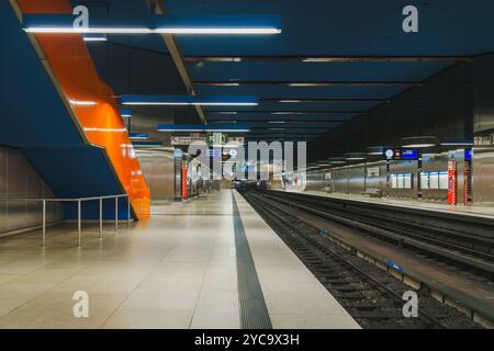 München, Bayern, Deutschland, 29. Juli 2023. Metro-Station Olimpia. Blick auf die unterirdische Plattform Stockfoto