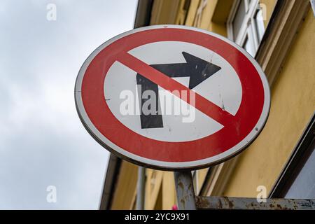 Kein Rechtsschild auf der Czechia Road, das tagsüber die Verkehrsregeln in einem Stadtgebiet anzeigt Stockfoto