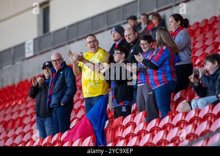 St Helens, Großbritannien. Oktober 2024. St. Helens, England, 20. Oktober 2024 die Crystal Palace-Fans sind glücklich, nachdem sie weitergegangen sind. Liverpool und Crystal Palace, WSL, St. Helens Stadium (Sean Walsh/SPP) Credit: SPP Sport Press Photo. /Alamy Live News Stockfoto