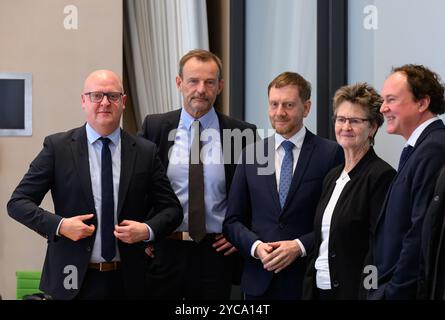 22. Oktober 2024, Sachsen, Dresden: Henning Homann (l-r), Ko-Vorsitzende der SPD in Sachsen, Jörg Scheibe, Ko-Vorsitzender des BSW in Sachsen, Michael Kretschmer (CDU), sächsische Ministerpräsidentin Sabine Zimmermann, Ko-Vorsitzende des BSW Sachsen und Medienwissenschaftler Marcel Machill (BSW), stehen in einem Sitzungssaal vor Beginn von Sondierungsgesprächen zwischen CDU, BSW und SPD zur Bildung einer Landesregierung in Sachsen. Die mögliche Regierungsallianz von CDU, BSW und SPD wird als brombeere bezeichnet, da die Früchte je nach Reife schwarz, lila oder rot sein können. Das sind die Colo Stockfoto