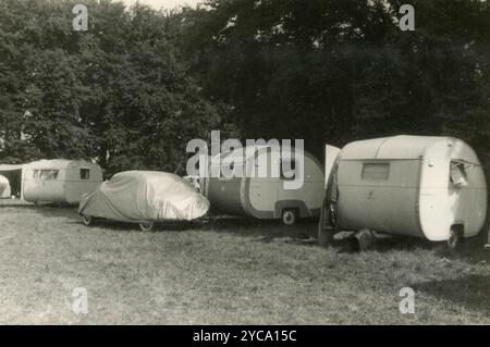 Caravans parkten auf einem Campingplatz, Dänemark 1953 Stockfoto