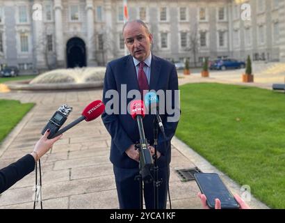 Tanaiste Micheal Martin spricht vor dem Kabinett der Regierungsgebäude in Dublin vor den Medien. Er sagt, die Wahl findet an einem Freitag dieses Jahres statt, nachdem das Finanzgesetz verabschiedet ist. Bilddatum: Dienstag, 22. Oktober 2024. Stockfoto