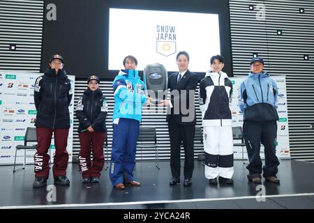 (L-R) Ryoyu Kobayashi, Sara Takanashi, Masahiko Harada, CEO/Astushi Osaki, Ikuma Horishima, Gen Fujii, 22. OKTOBER 2024: 2024/2025 SNOW Japan Press Conference in Tokio, Japan. (Foto: Yohei Osada/AFLO SPORT) Stockfoto