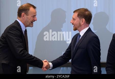 22. Oktober 2024, Sachsen, Dresden: Jörg Scheibe (l), Ko-Vorsitzender des BSW in Sachsen, und Michael Kretschmer (CDU), sächsischer Ministerpräsident, begrüßen sich vor Beginn der Sondierungsgespräche zwischen CDU, BSW und SPD über die Bildung einer Landesregierung in Sachsen in einem Sitzungssaal. Die mögliche Regierungsallianz zwischen CDU, BSW und SPD wird als brombeere bezeichnet, da die Früchte je nach Reife schwarz, lila oder rot sein können. Das sind die Farben der drei beteiligten Parteien. Foto: Robert Michael/dpa Stockfoto