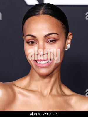 Hollywood, Usa. Oktober 2024. HOLLYWOOD, LOS ANGELES, KALIFORNIEN, USA - 21. OKTOBER: Zoe Saldana in einem Saint Laurent Kleid kommt zur Los Angeles Premiere von Netflix 'Emilia Perez', die am 21. Oktober 2024 im ägyptischen Theater Hollywood in Hollywood, Los Angeles, Kalifornien, USA stattfindet. (Foto: Xavier Collin/Image Press Agency) Credit: Image Press Agency/Alamy Live News Stockfoto