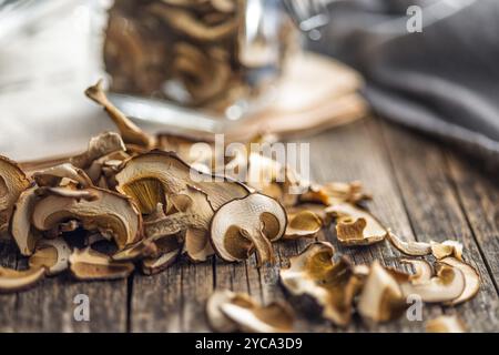Getrocknete Stachelpilze. Geschnittener Boletus auf einem Holztisch. Stockfoto