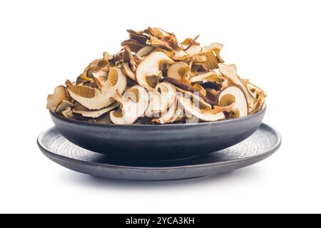 Getrocknete Stachelpilze. Geschnittener Boletus auf Platte isoliert auf weißem Hintergrund. Stockfoto