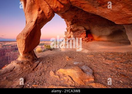 Aztec Butte, Canyonlands National Park, Utah, USA. Landschaftsbild von Aztec Butte, Canyonlands National Park, Utah, USA bei Sonnenuntergang im Herbst. Stockfoto