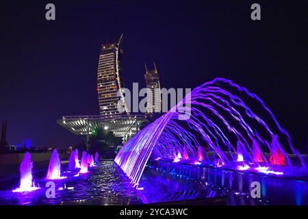 Nächtlicher Blick mit Springbrunnen-Lichtshow in Lusail Katara Twin Towers, einem der berühmtesten Wahrzeichen im Lusail Marina Viertel, erbaut im Jahr 202 Stockfoto