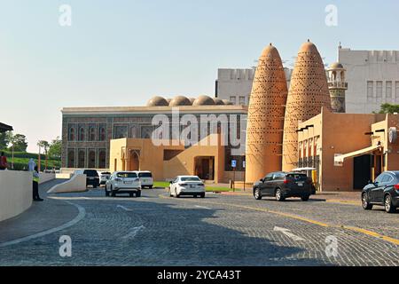 Der Weg führt zur Katara Moschee im Katara Cultural Village, einem wichtigen kulturellen und kommerziellen Komplex an der Ostküste zwischen West Ba Stockfoto