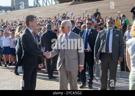 Sydney, Australien. Oktober 2024. König Karl III. Und Königin Camilla treffen sich im Sydney Opera House. Im Bild: König Charles schüttelt NSW-Premier Chris Minns die Hand. Richard Milnes/Alamy Live News Stockfoto