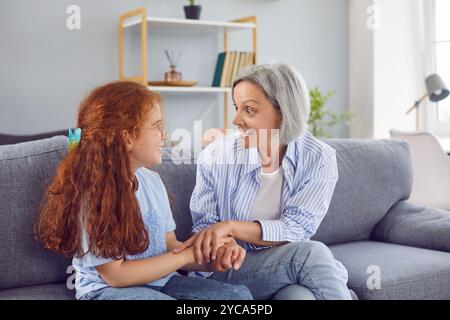 Großmutter Und Enkelin Tratschen Auf Der Couch Stockfoto