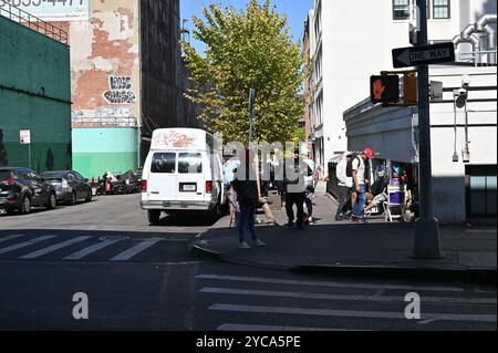 New York, Usa. Oktober 2024. Zehntausende Migranten warten in New York auf ein besseres Leben in der Unsicherheit vor den Wahlen. Auf dem Foto vom 19. Oktober 2024 sind Migranten auf der Straße vor einem Brooklyn-Unterkunftshaus zu sehen. Quelle: Alan Lexa/CTK Photo/Alamy Live News Stockfoto