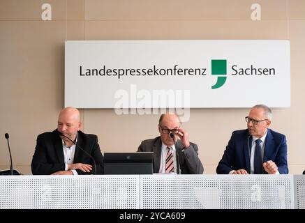 22. Oktober 2024, Sachsen, Dresden: Thomas Prantl (AfD, l-r), Joachim Keiler, AfD-Abgeordneter, und Jörg Urban, Vorsitzender der AfD in Sachsen, präsentieren auf dem Podium anlässlich einer Pressekonferenz der AfD-Fraktion in Sachsen den Antrag auf Einrichtung eines Corona-Untersuchungsausschusses. Foto: Robert Michael/dpa Stockfoto