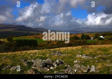 Llyn Trawsfynydd (Trawsfynydd Lake) und Dorf im Eryri-Nationalpark mit den Moelwyn Mountains, Gwynedd Wales, Großbritannien Stockfoto