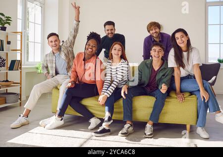 Porträt einer lächelnden Gruppe verschiedener multirassischer Jugendlicher, die auf dem Sofa sitzen. Stockfoto