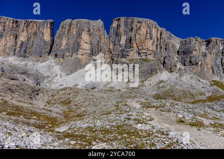 Sass Pordoi Gebirge in den Dolomiten. Alpenlandschaft wunderschöne Landschaft in den Dolomiten, Italien. Felsenklippe Sass Pordoi und Piz Boe Stockfoto