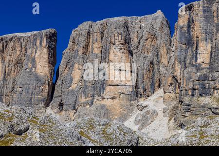 Sass Pordoi Gebirge in den Dolomiten. Alpenlandschaft wunderschöne Landschaft in den Dolomiten, Italien. Felsenklippe Sass Pordoi und Piz Boe Stockfoto