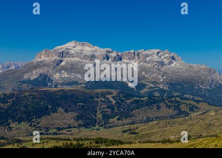 Sass Pordoi Gebirge in den Dolomiten. Alpenlandschaft wunderschöne Landschaft in den Dolomiten, Italien. Felsenklippe Sass Pordoi und Piz Boe Stockfoto