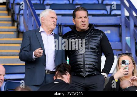 Birkenhead, Großbritannien. Oktober 2024. Dateifoto, vom 4/2024 Joe Tacopina, ein US-amerikanischer Anwalt, Ex-Anwalt von Donald Trump (rechts), spricht mit Mark Palios, dem Vorsitzenden von Tranmere Rovers (l) vor dem. EFL Skybet Football League Two Match, Tranmere Rovers gegen AFC Wimbledon, Prenton Park, Birkenhead, Wirral am Samstag, den 20. April 2024. Dieses Bild darf nur für redaktionelle Zwecke verwendet werden. Nur redaktionelle Verwendung, .PIC von Chris Stading/ Credit: Andrew Orchard Sportfotografie/Alamy Live News Stockfoto