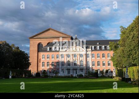 Trier Deutschland 2. Oktober 2024 das rosa barocke Kurfürstliche Palais. Südfassade. Rokoko-Palais Stockfoto