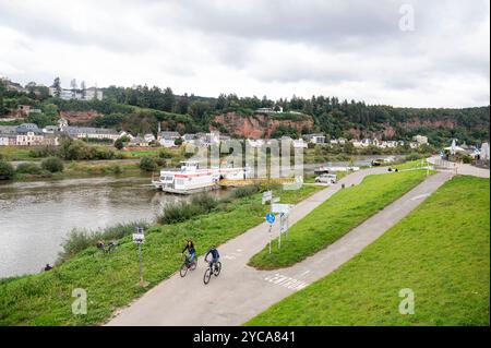 Trier Deutschland 3. Oktober 2024 Blick entlang der Mosel Uferpromenade und Promenade mit Radfahrern über den Radweg. rundfahrt, Stockfoto