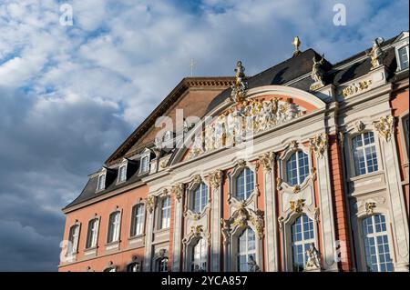 Trier Deutschland 2. Oktober 2024 das rosa barocke Kurfürstliche Palais. Südfassade. Rokoko-Palais Stockfoto