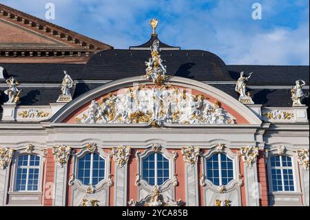 Trier Deutschland 2. Oktober 2024 das rosa barocke Kurfürstliche Palais. Südfassade. Rokoko-Palais Stockfoto