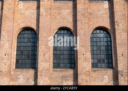 Trier Deutschland 2. Oktober 2024 Detail des Mauerwerks und der Fenster der Konstantinbasilika. Konstantiner Basilika. Stockfoto