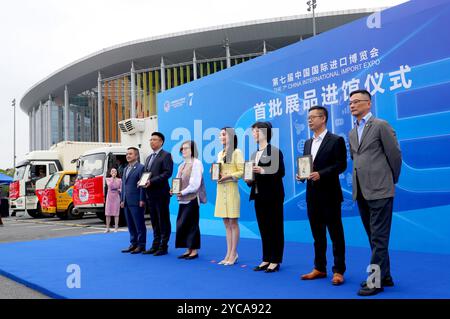 Shanghai, das chinesische Shanghai. Oktober 2024. Vertreter der Aussteller der kommenden 7. China International Import Expo (CIIE) nehmen an einer Beitrittsfeier für Ausstellungen im National Exhibition and Convention Center (Shanghai) Teil, dem Hauptsitz der CIIE, im ostchinesischen Shanghai, 22. Oktober 2024. Die ersten Ausstellungsstücke von fünf Ausstellern kamen am Dienstag im National Exhibition and Convention Center (Shanghai) an. Quelle: Fang Zhe/Xinhua/Alamy Live News Stockfoto