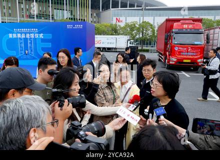 Shanghai, das chinesische Shanghai. Oktober 2024. Ein Vertreter der Aussteller der kommenden 7. China International Import Expo (CIIE) nimmt ein Medieninterview während einer Beitrittszeremonie für Ausstellungen im National Exhibition and Convention Center (Shanghai), dem Hauptsitz der CIIE, im ostchinesischen Shanghai am 22. Oktober 2024 entgegen. Die ersten Ausstellungsstücke von fünf Ausstellern kamen am Dienstag im National Exhibition and Convention Center (Shanghai) an. Quelle: Fang Zhe/Xinhua/Alamy Live News Stockfoto